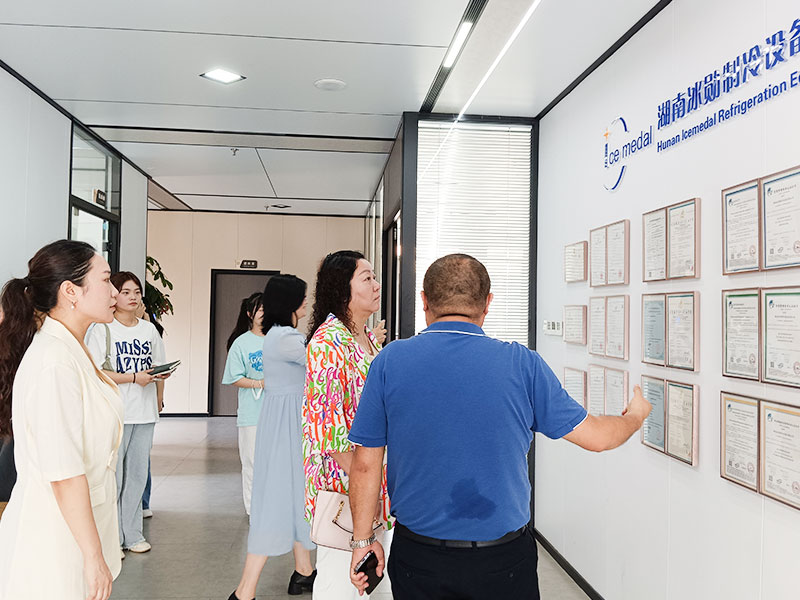 現(xiàn)代物流學院儲書記協(xié)教學調研團蒞臨冰勛